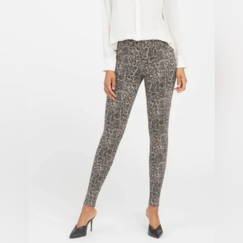 Spanx Ankle Jean-ish Leggings in Taupe Snakeskin. Size S petite